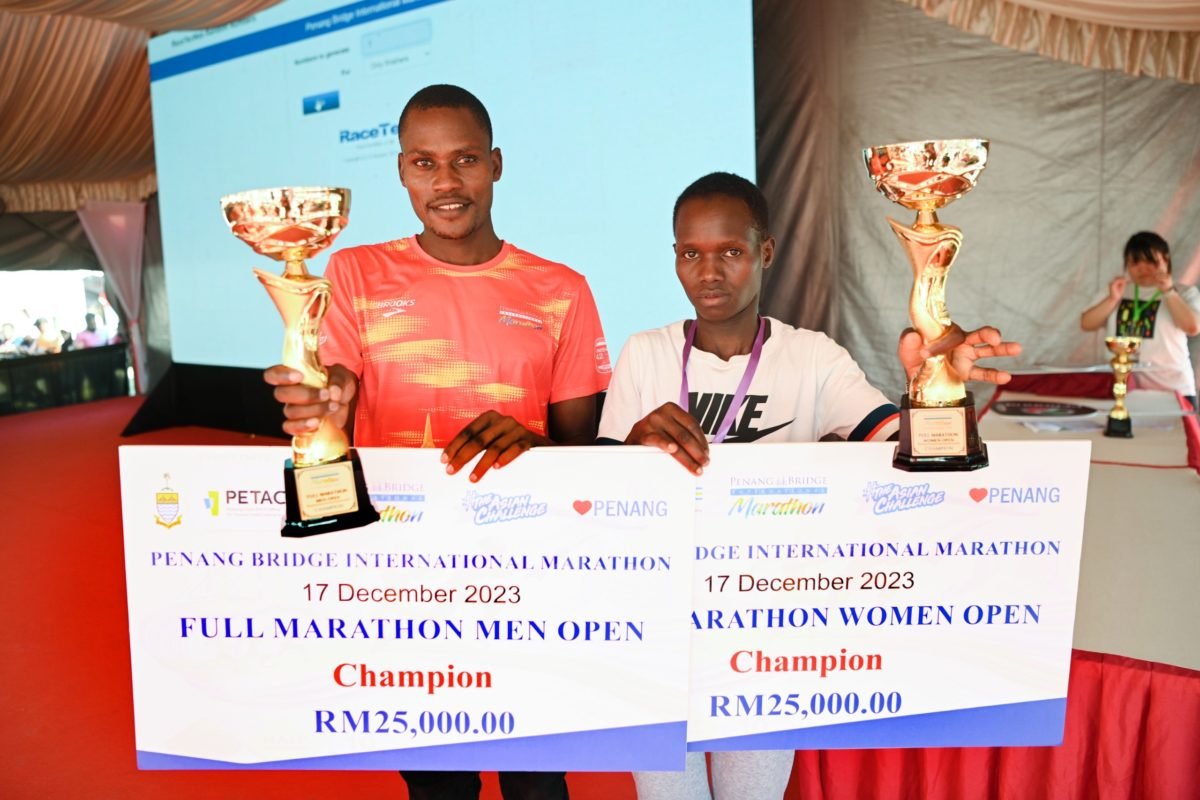 来自肯亚的安德森（左起）及特鲁菲娜，分别夺得全程马拉松赛男子组及女子组冠军。（图取自珍珠快讯）