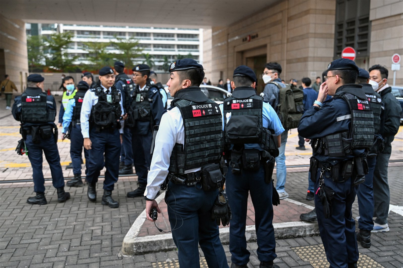 香港西九龙裁判法院大楼外加强保安，大批警员驻守及巡逻。（图取自法新社）