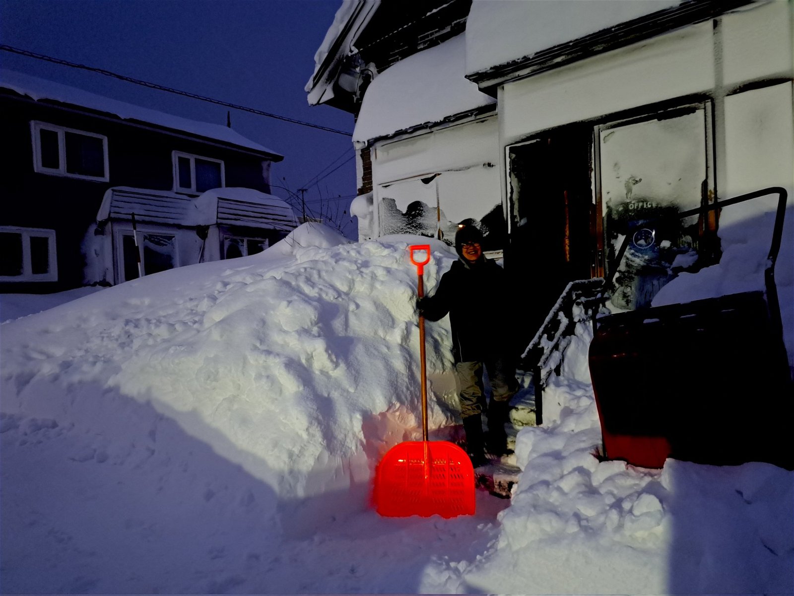 北海道留萌市居民天未亮就在门前扫雪。（图取自X社交平台@Wind_era_life）