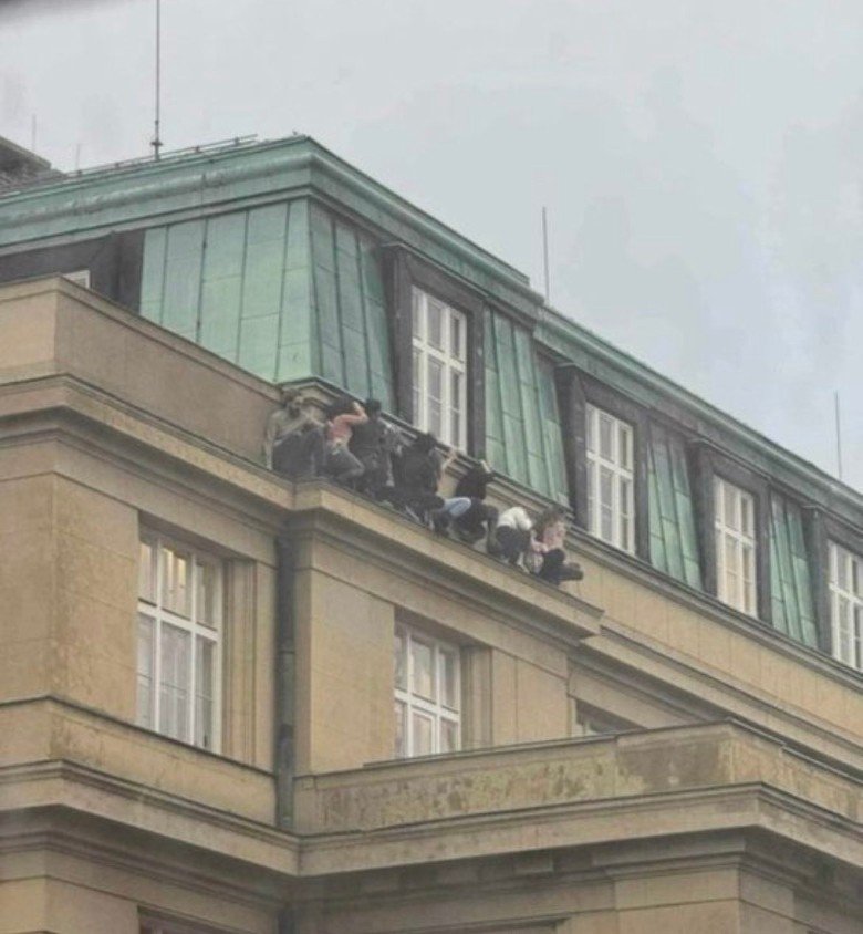 网传照片可见，有学生爬出外墙避难。