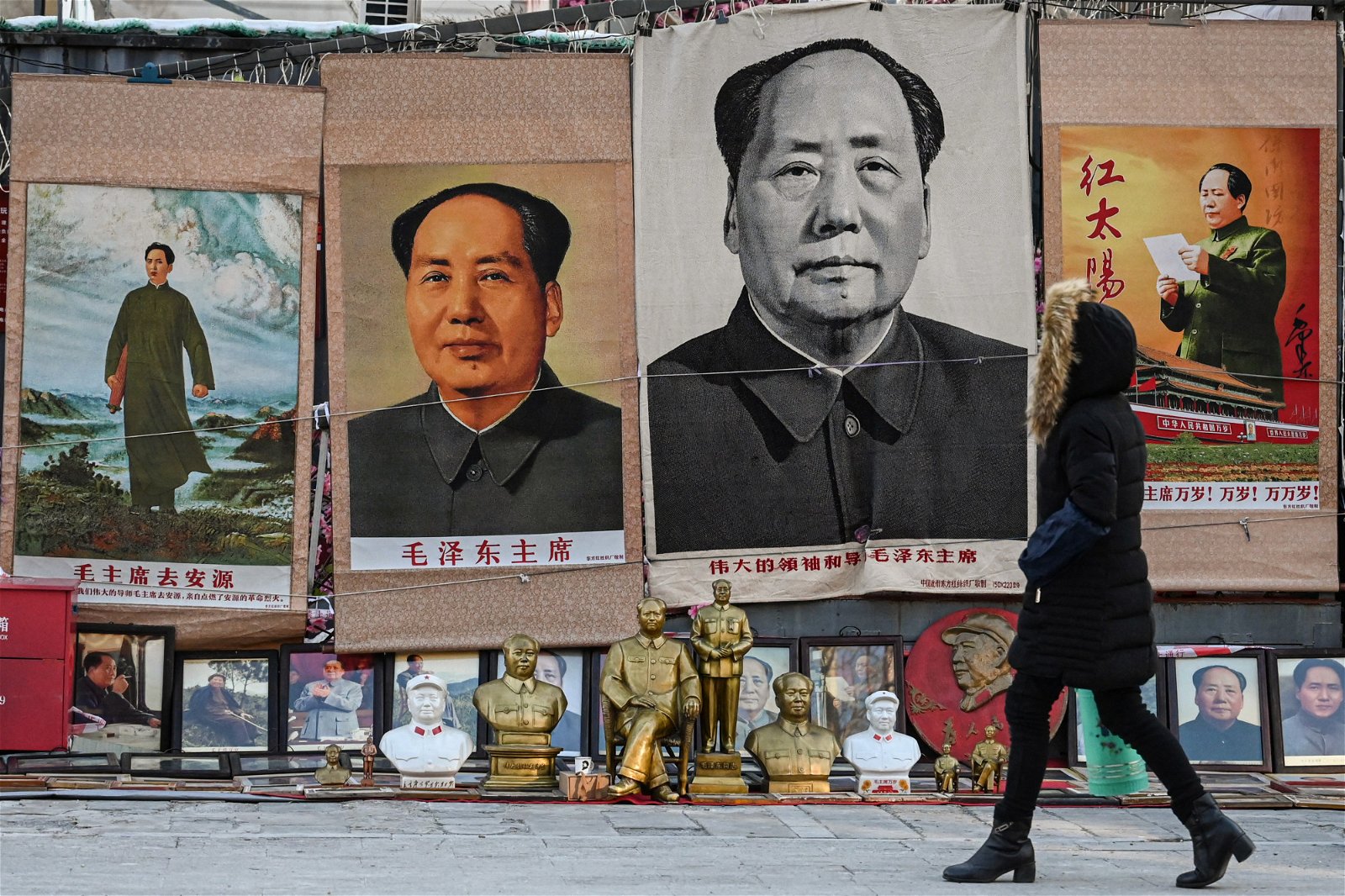 中国北京的古董市场一个摊位，售卖中共已故领导人毛泽东各式各样的画像和雕像。（图取自法新社）