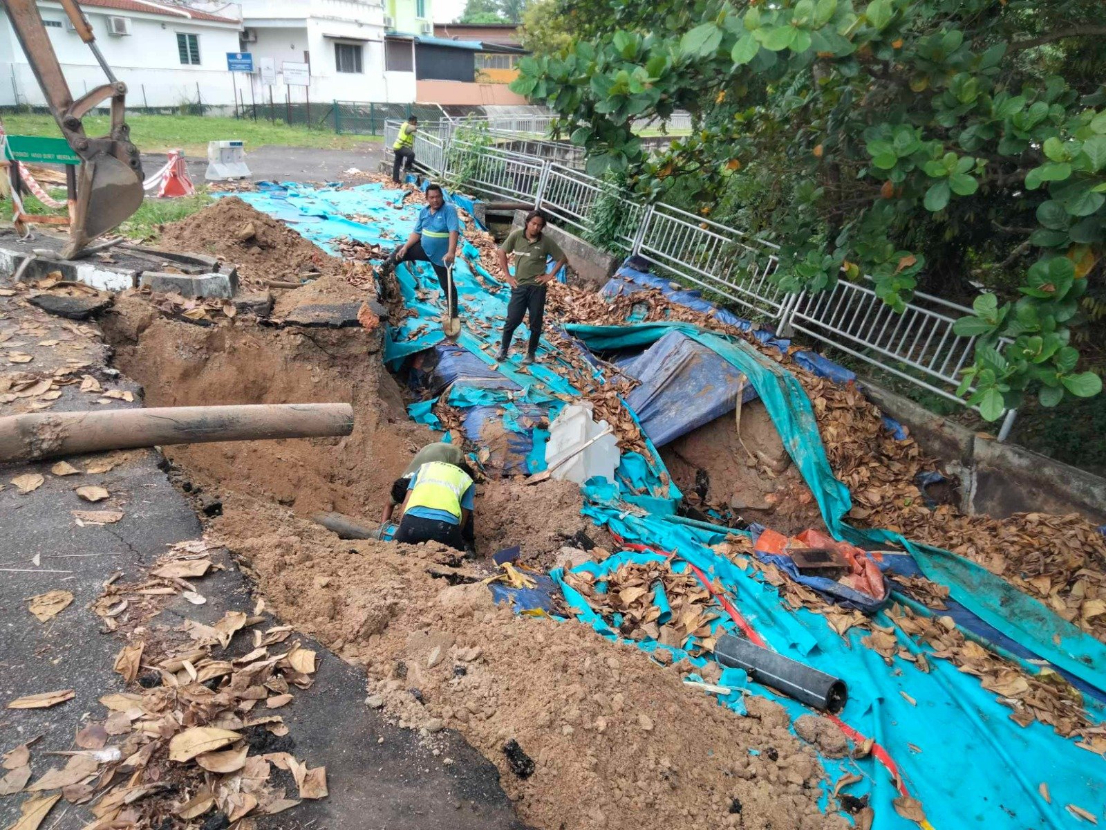 土崩导致水管破裂，让部分民宅面对断水问题。