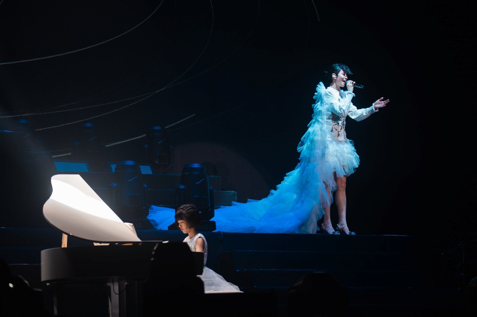 梁咏琪的小小钢琴师是马来西亚8岁的小朋友彤彤，两人合唱《爱的代价》后，梁咏琪还狂赞对方表现很好。