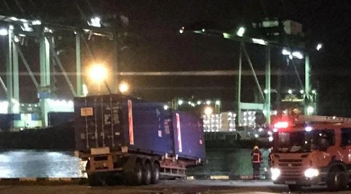 44岁司机驾驶运载集装箱的拖车在码头行驶时，拖车头突然脱离落海。