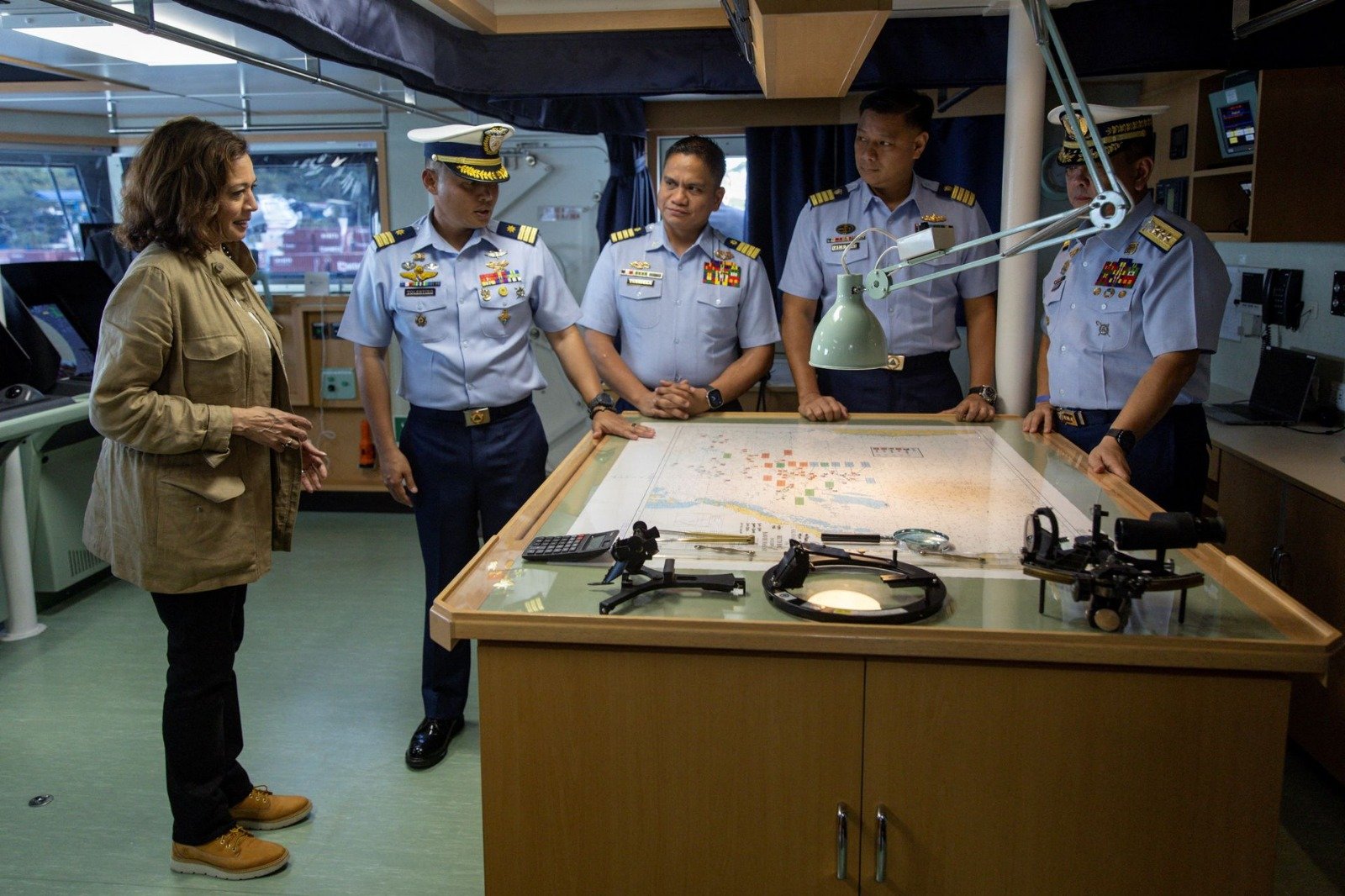 2022年11月22日在菲律宾巴拉望普林塞萨港，美国副总统哈里斯参观了菲律宾海岸警卫队“特蕾莎马格巴努阿”号。（图取自路透社档案照）