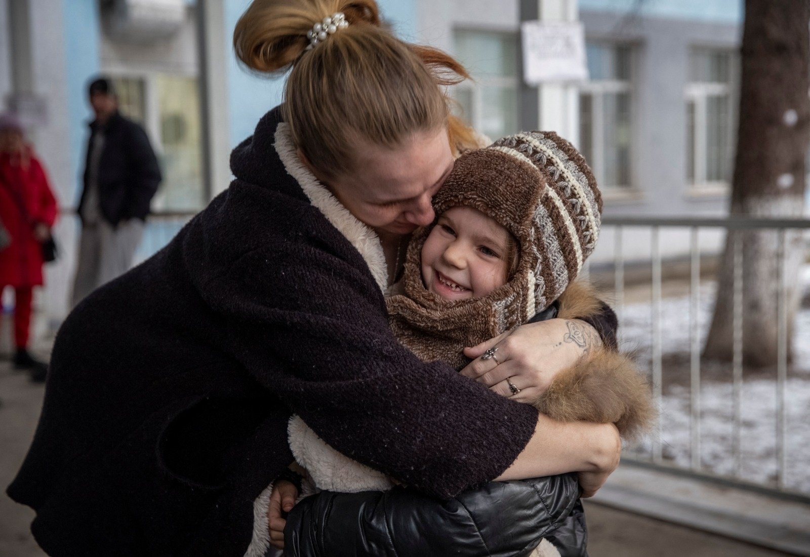 阿莉娜（右）从巴赫姆特成功撤离后，24岁的母亲哈利娜激动拥抱她6岁的女儿。（图取自路透社）