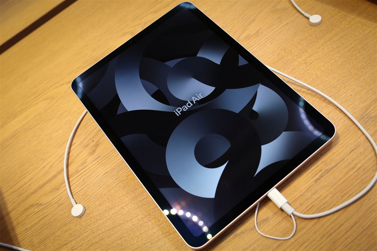 美国纽约市曼哈顿第5大道苹果专卖店展示的新款iPad Air平板电脑。（图取自路透社）
