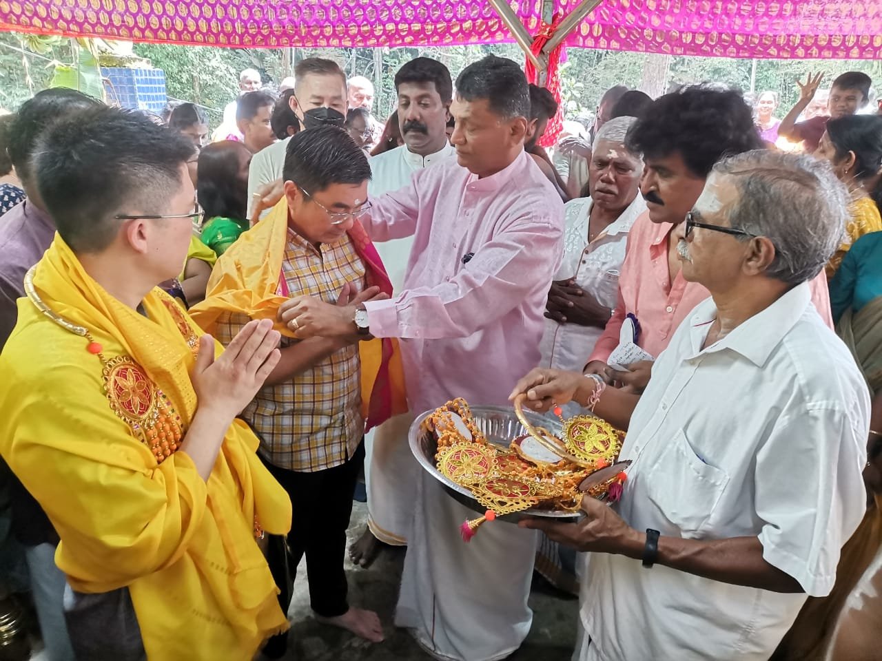 黄家和（左起）与郑国霖参与大宝森节庆典，获庙方领导人热烈迎接与献上祈福饰品。