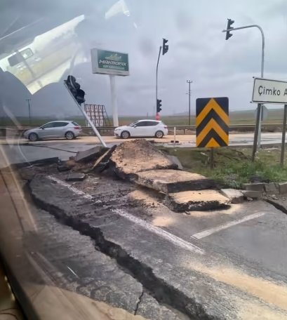 土耳其多条道路在地震中受损。（受访者提供）