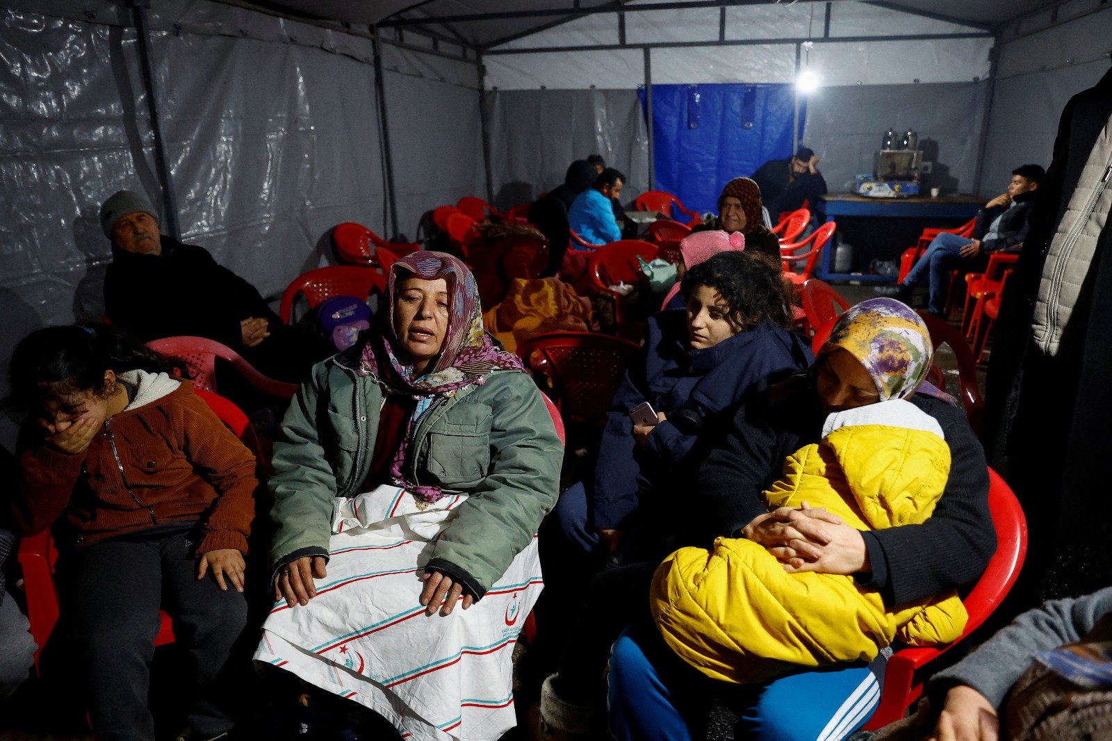 在土耳其奥斯马尼亚，地震幸存者在一个帐篷内躲避馀震和低温。（图取自路透社）