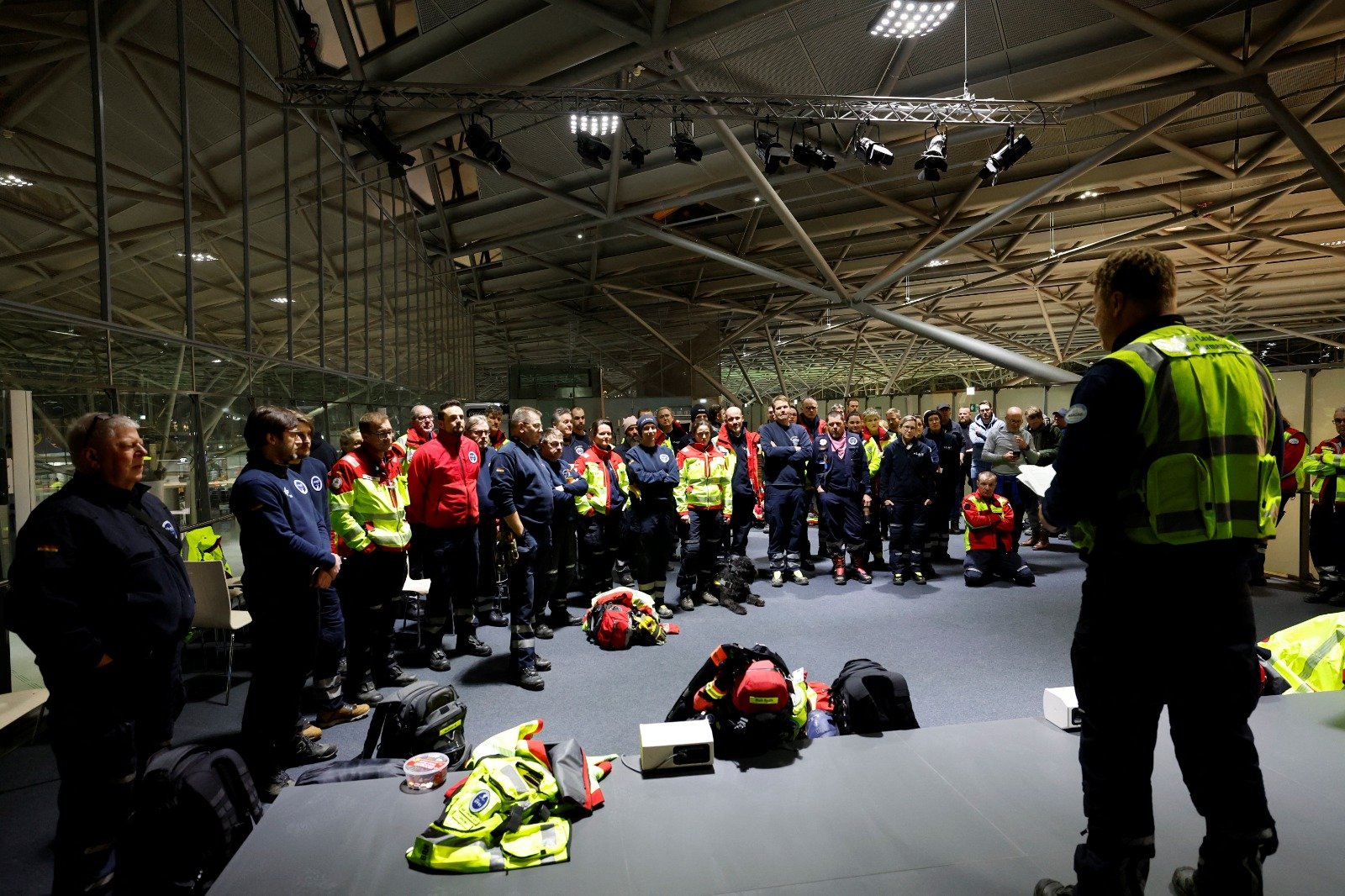 在德国科隆-波恩机场，德国国际搜救队 (ISAR) 的救援人员当地时间周一准备登上包机，前往土耳其寻找致命地震的幸存者。（图取自路透社）