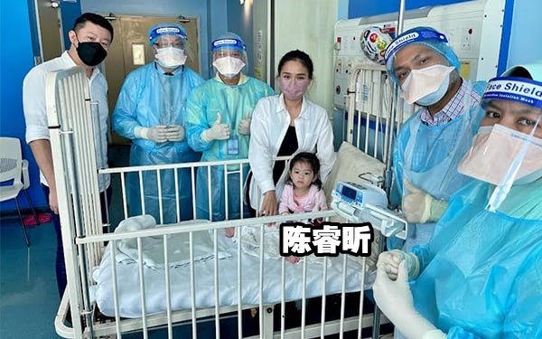 陈睿昕顺利完成治疗后，父母、蔡瑞豪及医护团队合影感谢社会大众的关心及祈福。
