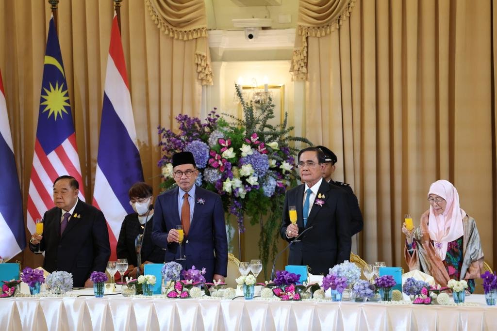 泰国首相巴育（左2）设宴款待大马首相安华（左2）与首相夫人旺阿兹莎（右）。