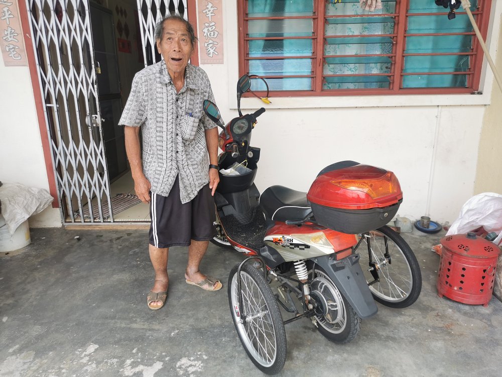 亲戚在2个月赠送电动脚车，以方便吴国耀出外，惟至今他尚未懂得操控。
