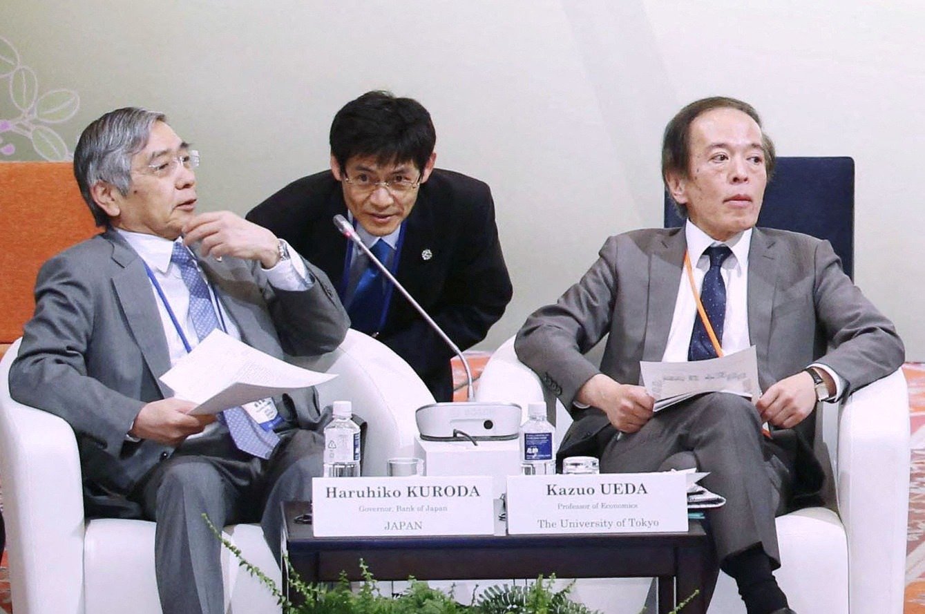 日银行长黑田东彦（左）与时任日银理事的植田和男（右）于2016年5月20日，在七国工业集团（G7）财金首长会议中同框。（图取自共同社/路透社）