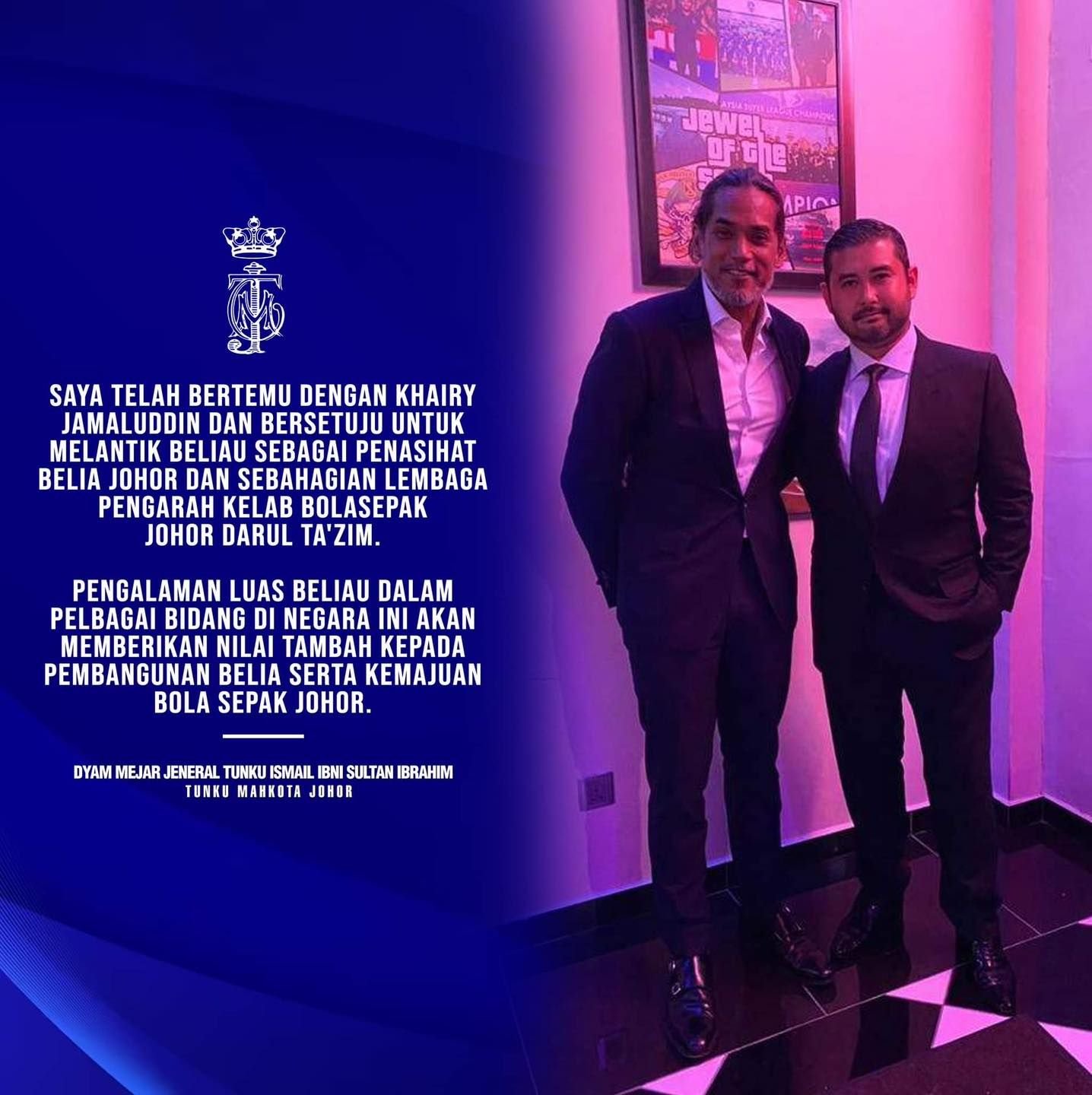 东姑依斯迈（右）宣布，委任凯里成为柔州青年顾问及柔佛达鲁塔克欣足球俱乐部董事局成员。