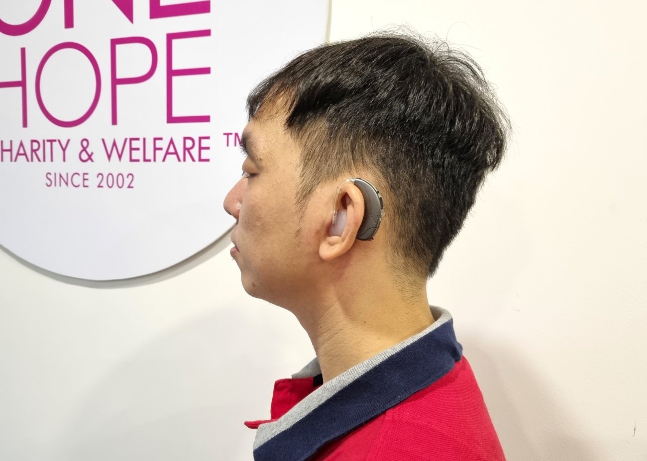 成嘉俊左耳失聪，助听器起不了作用，需要植入人工耳蜗。
