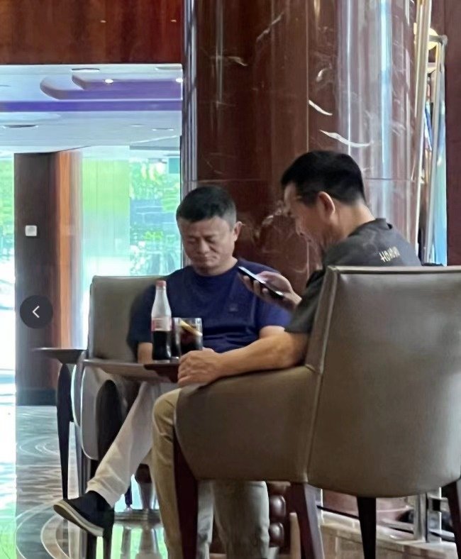 最近有网民目击马云在澳洲墨尔本的柏悦酒店与朋友会面，他穿著短袖T恤和布鞋，桌上还有一瓶可乐，看起来十分悠闲。