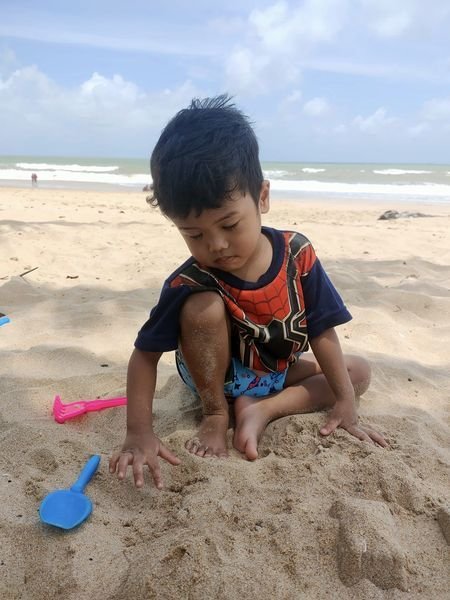 两岁男童与父母前往海滩游玩，驱车回家途中遇车祸当场死亡。图取自艾扎面子书
