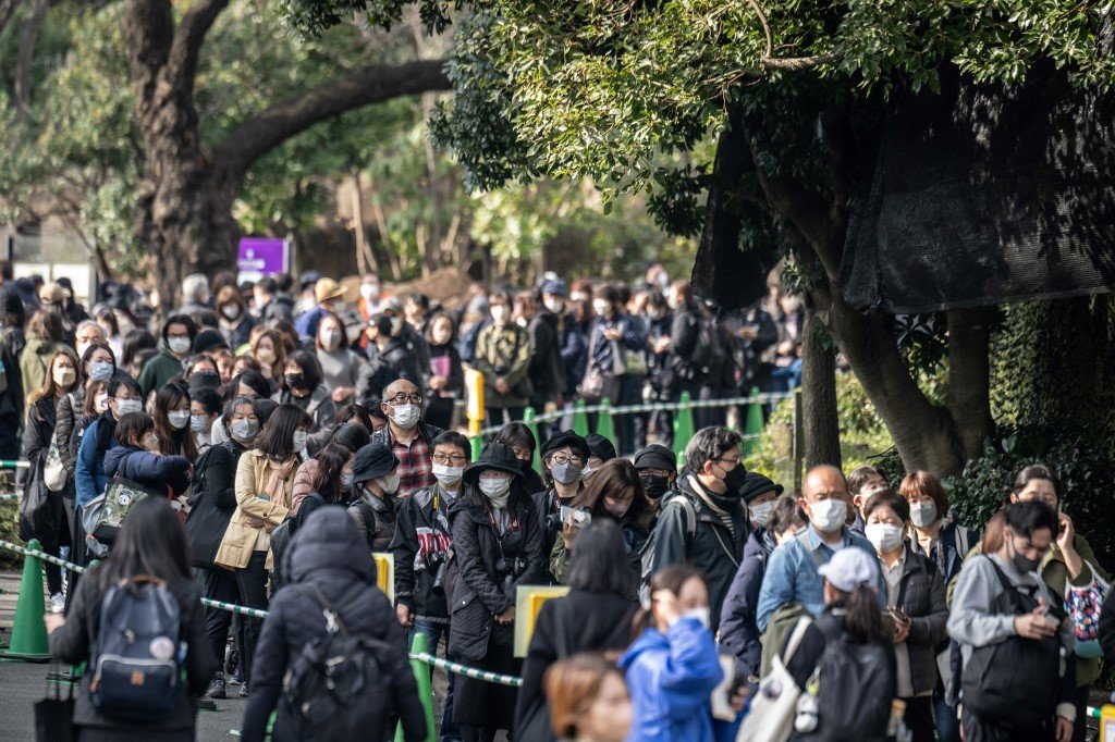 在东京上野动物园，幸运抽到签的民众周日排队等著和大熊猫“香香”告别。（图取自法新社）