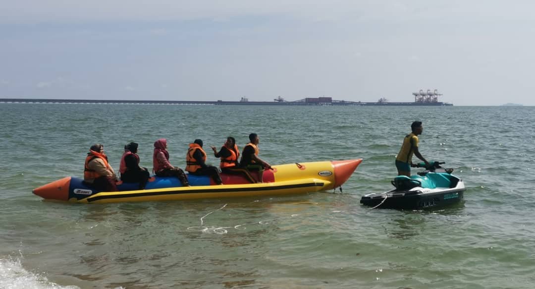 乘坐香蕉船既有挑战性又很好玩，广受游客欢迎。