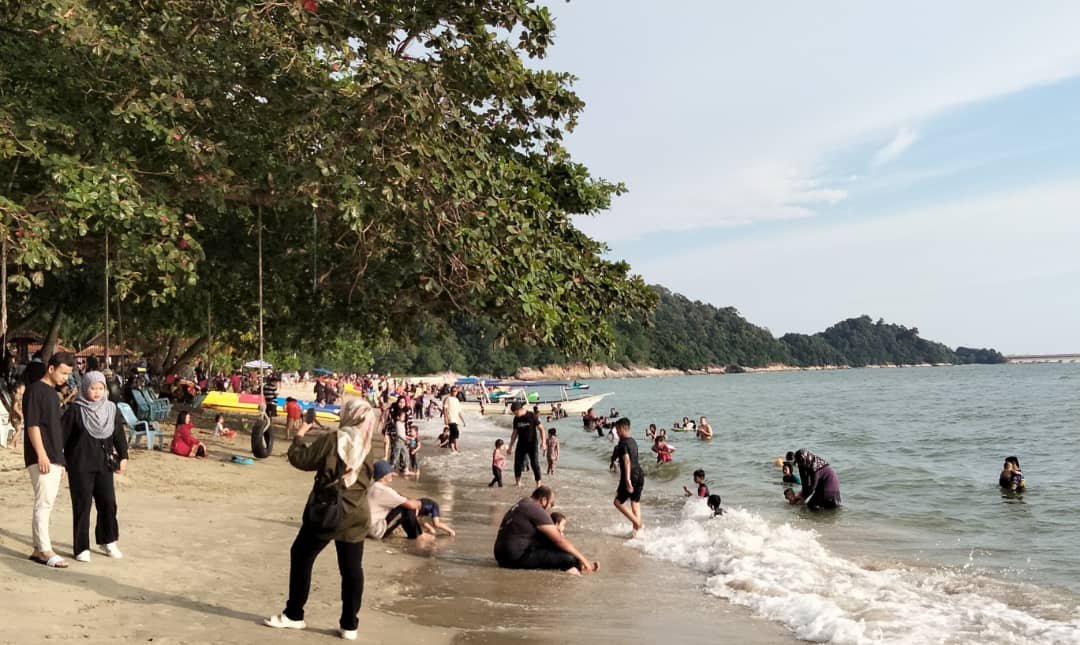 位于红土坎的直落峇迪海滩是霹雳州高人气、活动多元化的海滩胜地，在学校假期游客大增50%。