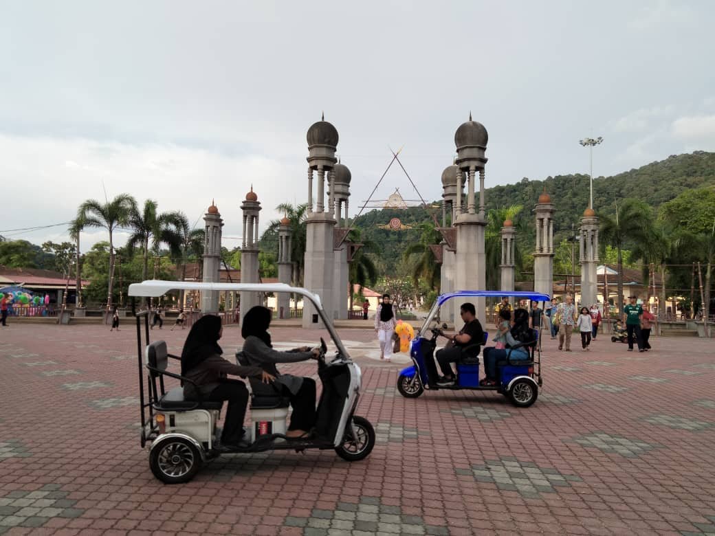 游客可以租电子摩哆或脚车在海滩旁广场骑行，别有一番乐趣。