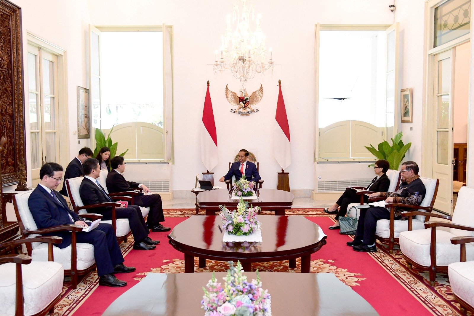 印尼总统佐科周三在雅加达总统府与到访的中国外长秦刚交谈。（图取自印尼总统府/路透社）