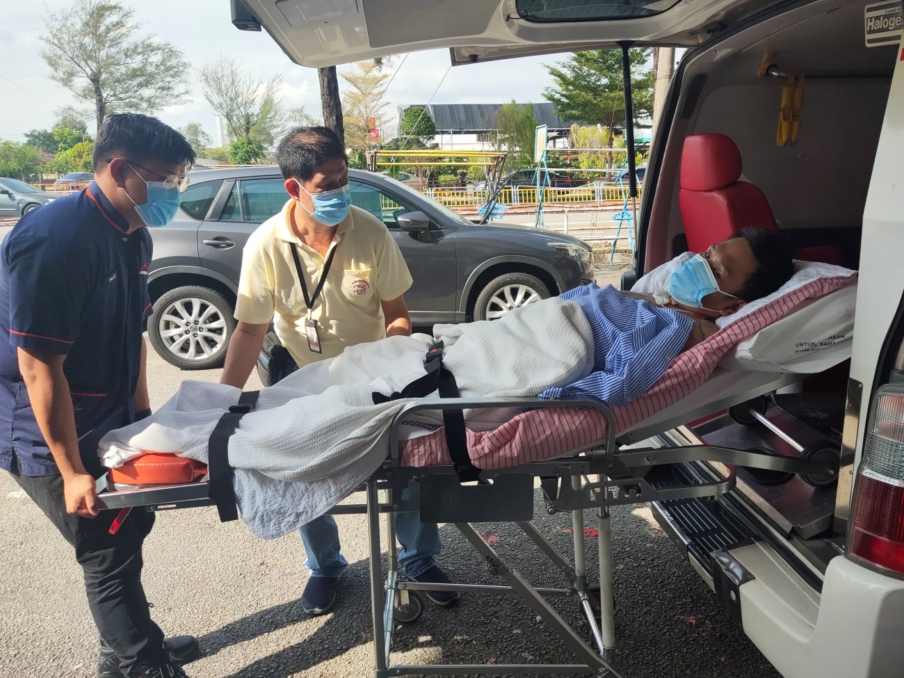 大山脚瑶池金母慈善基金会安排救护车，将洪宝成从医院转到疗养院。