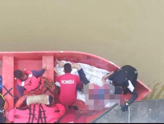 搜救队伍在4小时半后捞到失踪者尸体。