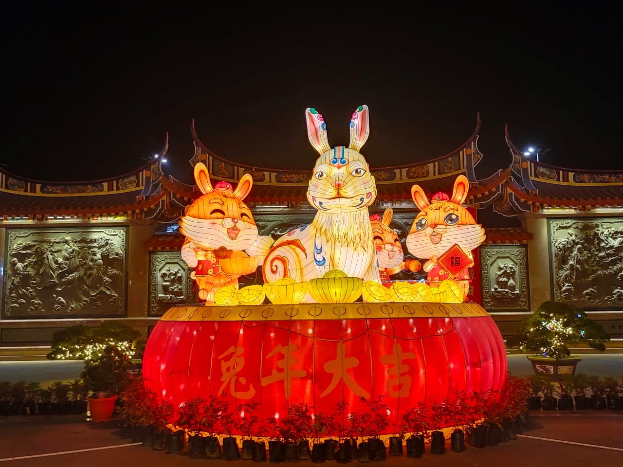 配合兔年到来，瓜拉庇劳西天宫耗资60万令吉打造新春灯饰，包括兔子及各类灯饰，让人眼前一亮。
