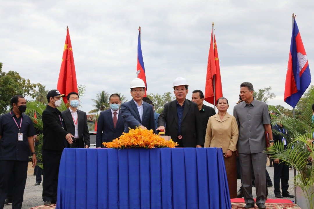柬埔寨首相洪森（右3）、中国驻柬埔寨大使王文天在周一共同出席桔井湄公河大桥及连接线项目开工典礼。（图取自中新社）