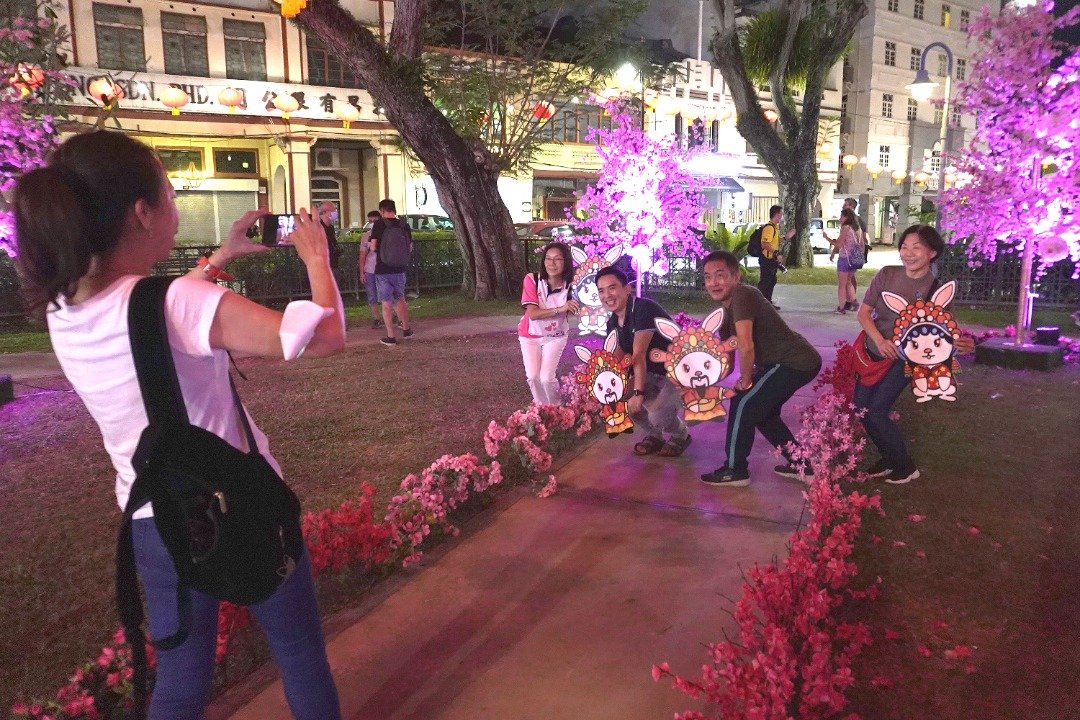 打铜仔街公园的新年灯饰，吸引民众前往拍照打卡。