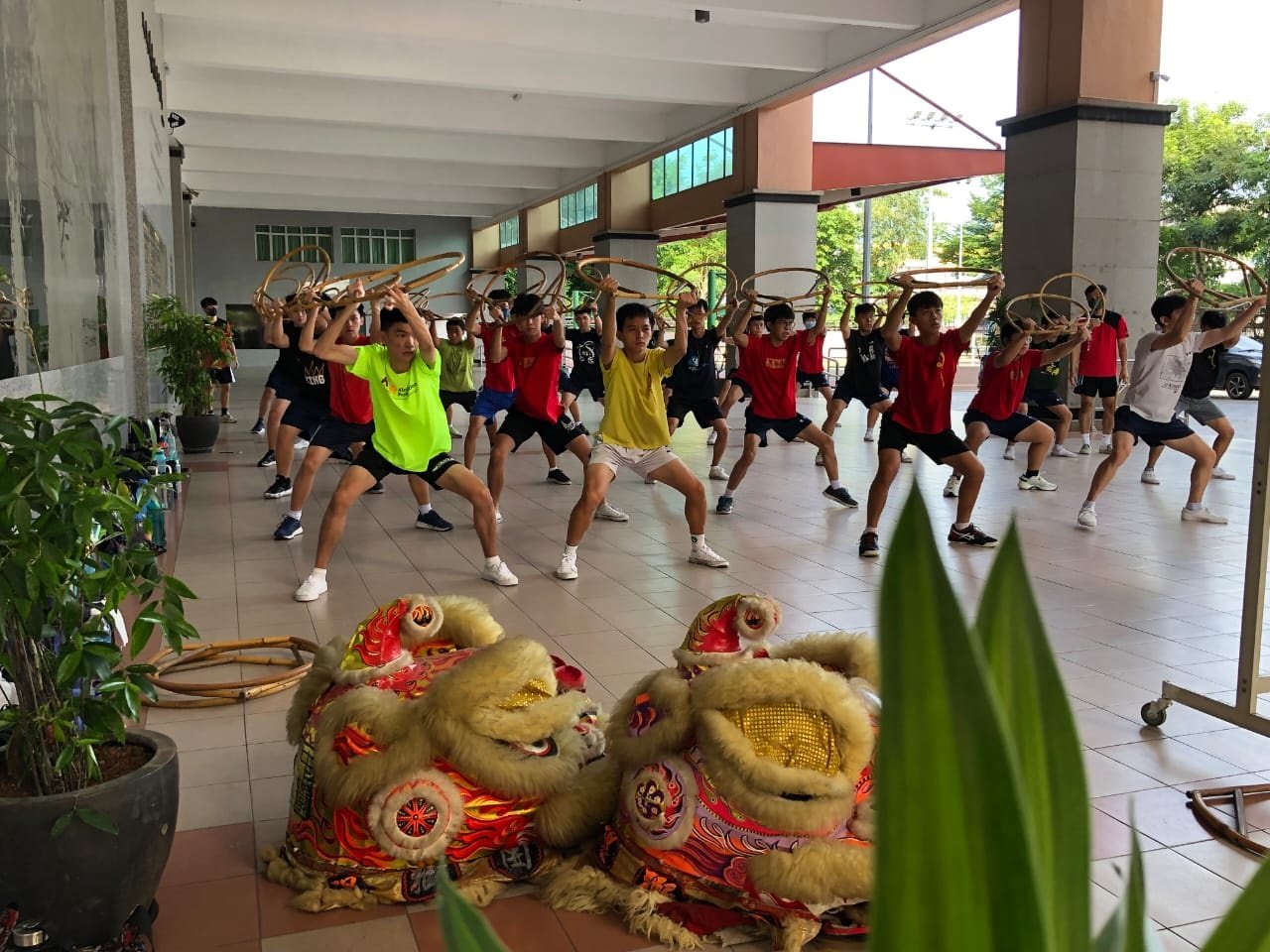兴华中学新春醒狮采青贺岁队伍，利用假期进行紧锣密鼓的训练。