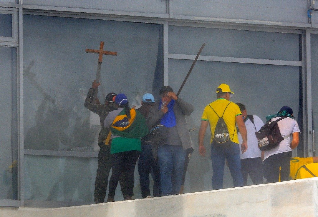 博索纳罗的支持者打破玻璃，想要闯进普拉纳托宫（总统府）。（图取自法新社）