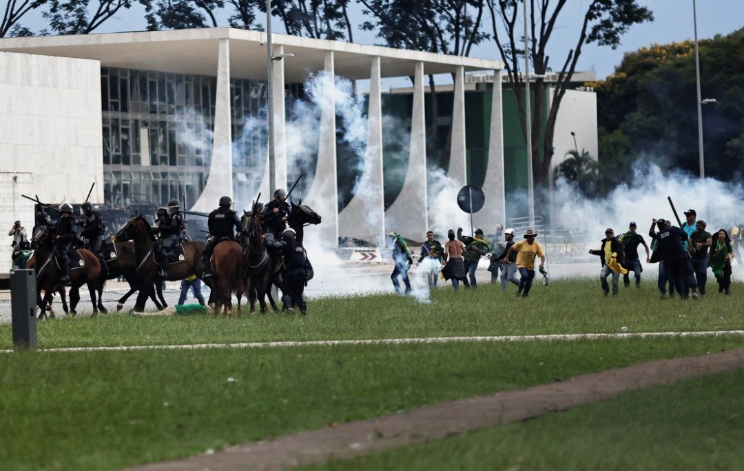 巴西前总统博索纳罗的支持者在普拉纳托宫（总统府）外，与安全部队爆发冲突。（图取自路透社）