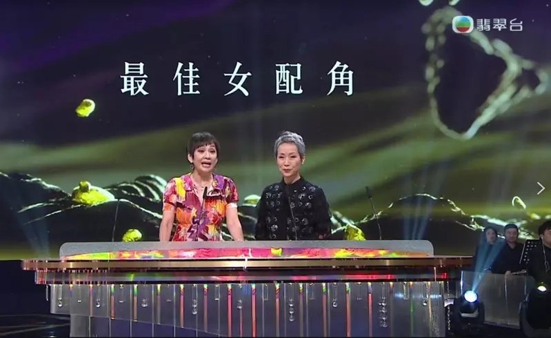 余安安（左）与叶童一起颁发最佳女配角奖。