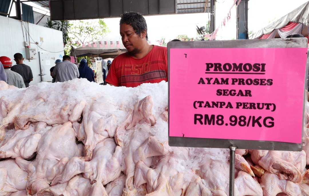 尽管净鸡顶价是每公斤9令吉40仙，但一些业者以8令吉90仙售卖。