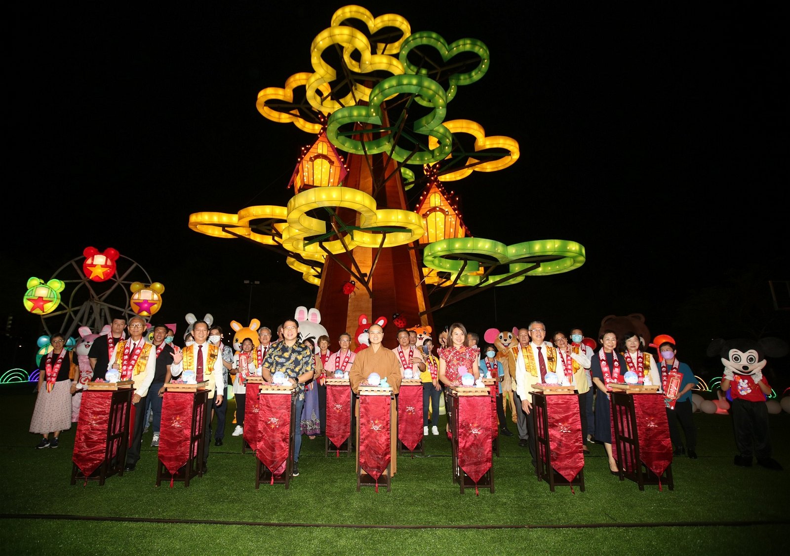 林添顺（前排左3起）、如彬法师、廖彩彤及林培传等嘉宾为佛光山新马寺2023年新春平安灯会主持启灯。