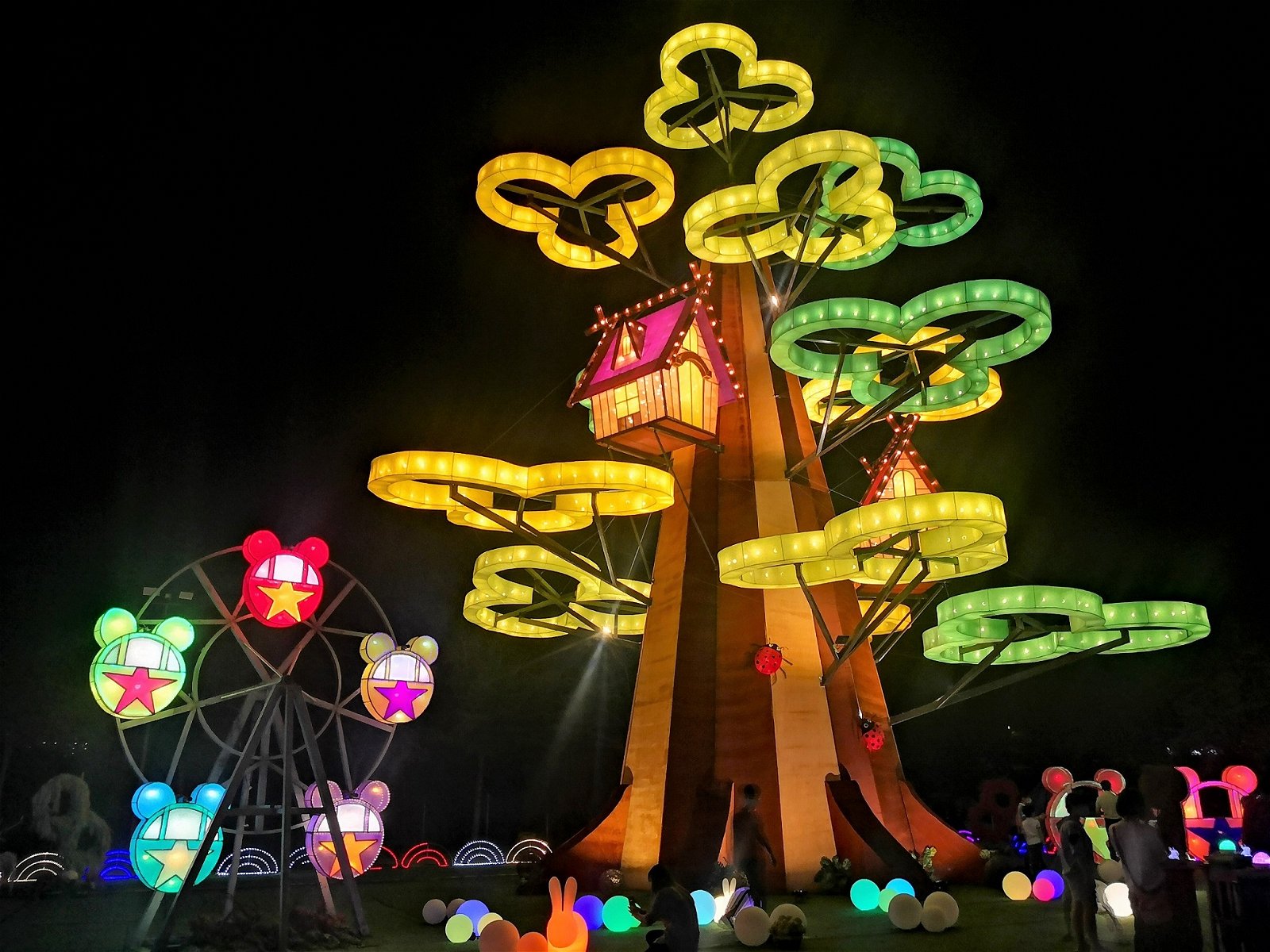 位于佛光山新马寺篮球场高57尺的“光之树.点亮希望迎光明”，为新春平安灯会的主题灯，必将成为主要的打卡点。