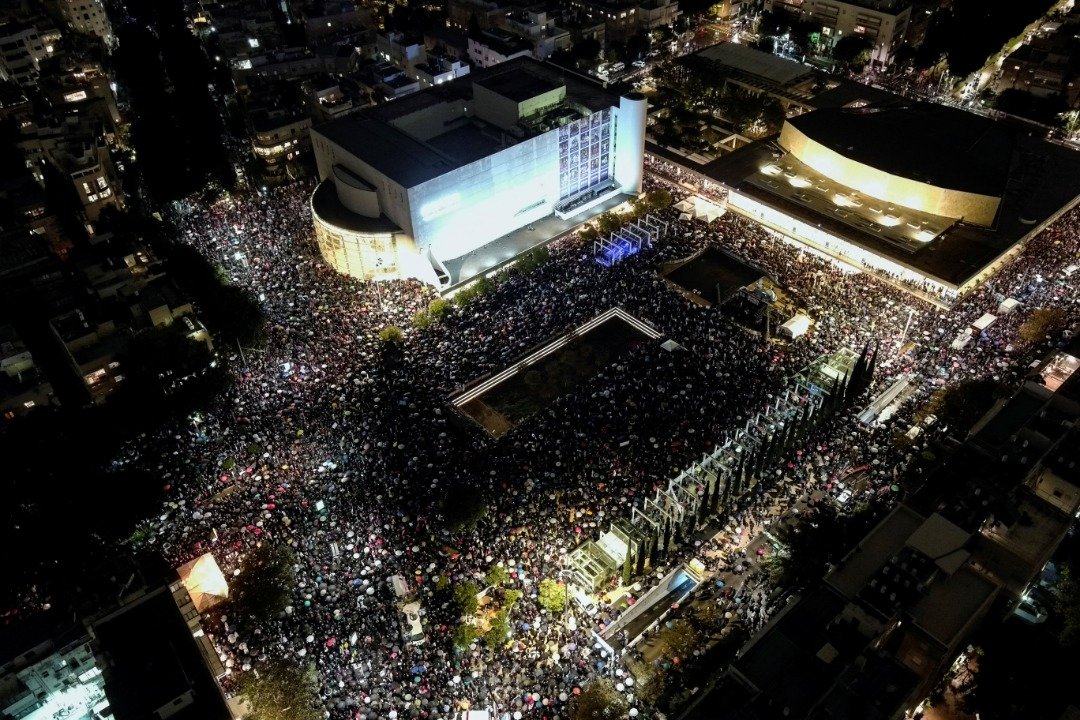 数万名抗议者当地时间周六（14日）聚集在特拉维夫的的舞台广场街道上，抗议总理内塔尼亚胡的新右翼联盟试图破坏民主体制。（图取自路透社）
