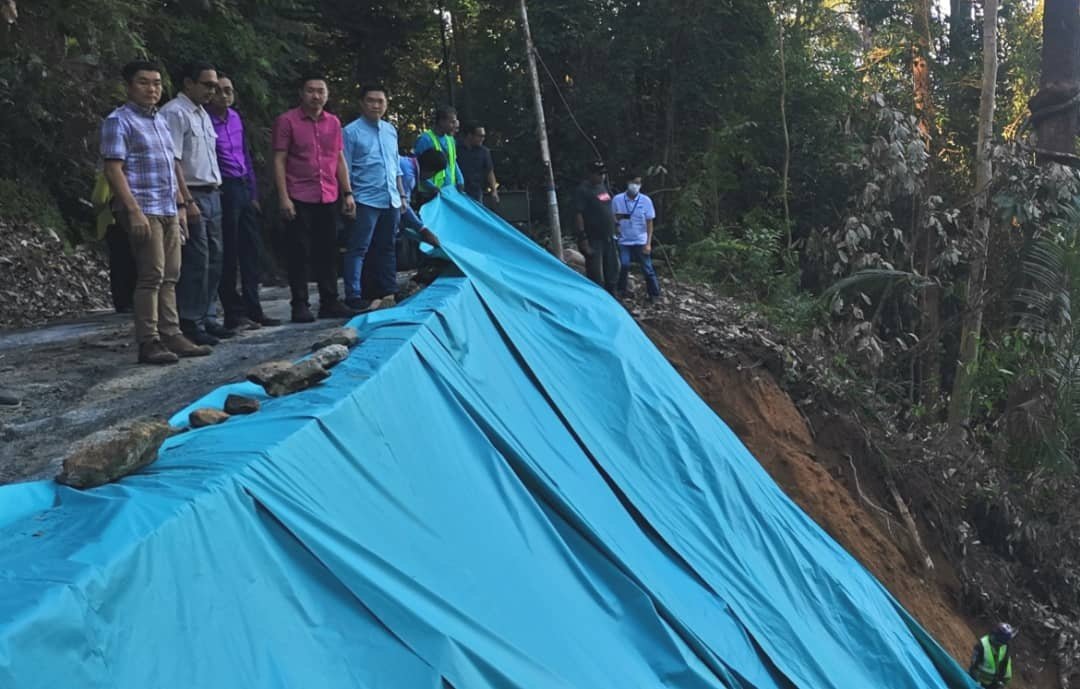 拉律山在上周8处发生大小土崩，当局以帆布覆盖土崩处，避免在豪雨中崩坍情况恶化。
