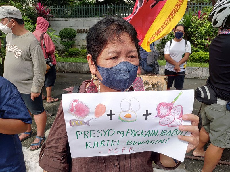 菲律宾农民团体周一赴农业部表达诉求，抗议肉类、鸡蛋、洋葱等农产品价格飙涨到令消费者难以负荷。（图取自中央社）