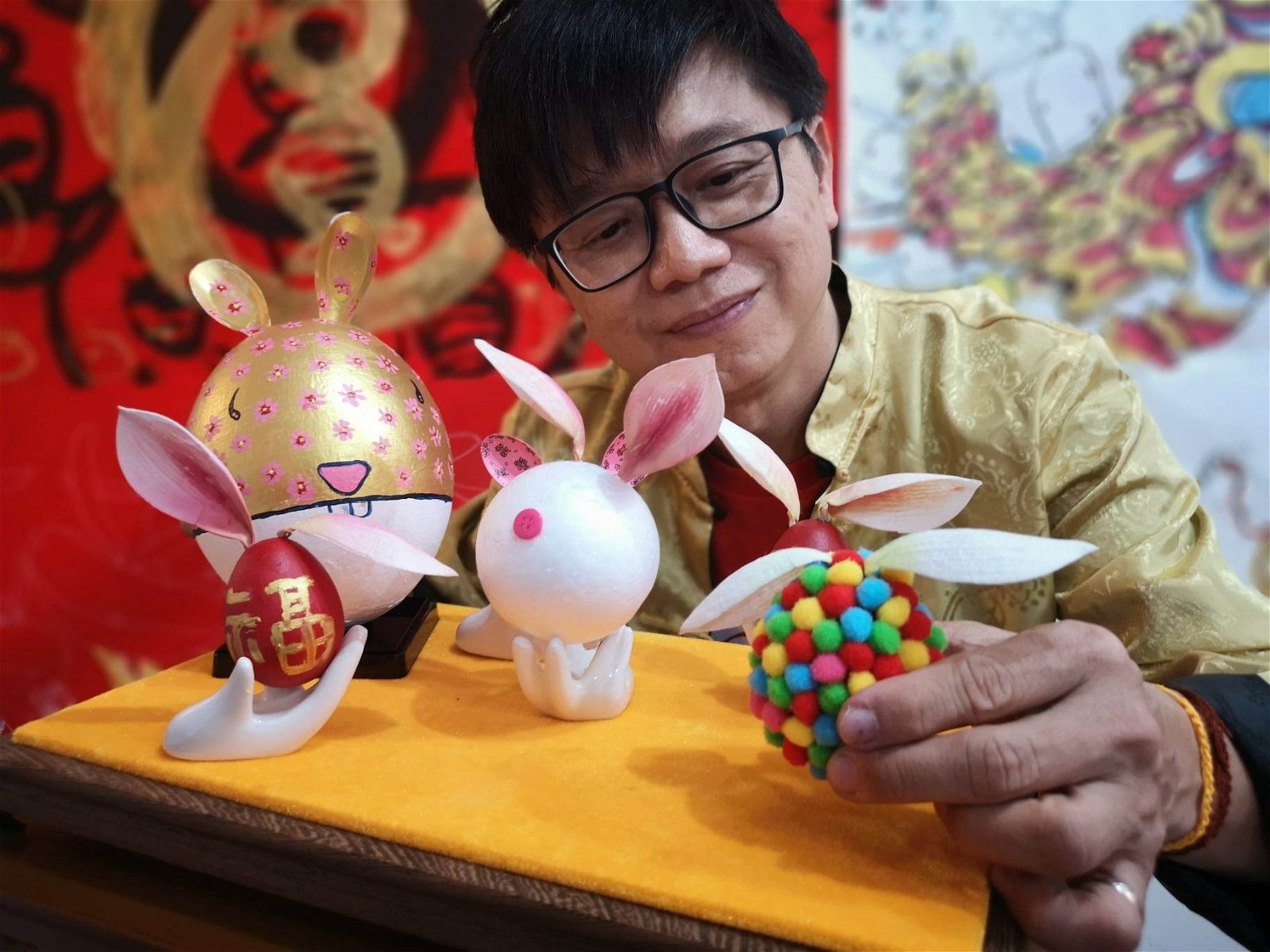 陈维铭使用鸡蛋和鸵鸟蛋等物品，创作出兔子。
