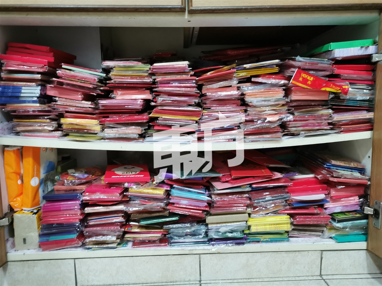 陈朝春家里的柜子里满满都是红包，图中的柜子只是冰山一角，她刻意添购一些可移动式的格子柜按品牌名字分类所有红包。