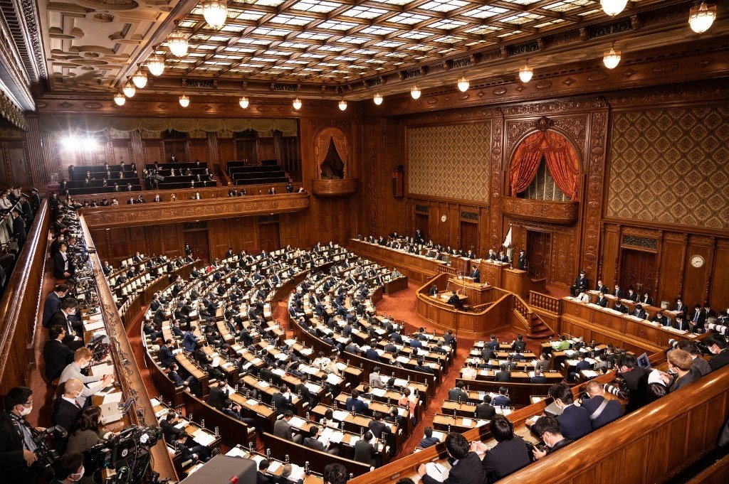 日本首相岸田文雄在发表政策演说时，国会内情况的全景照。（图取自法新社）