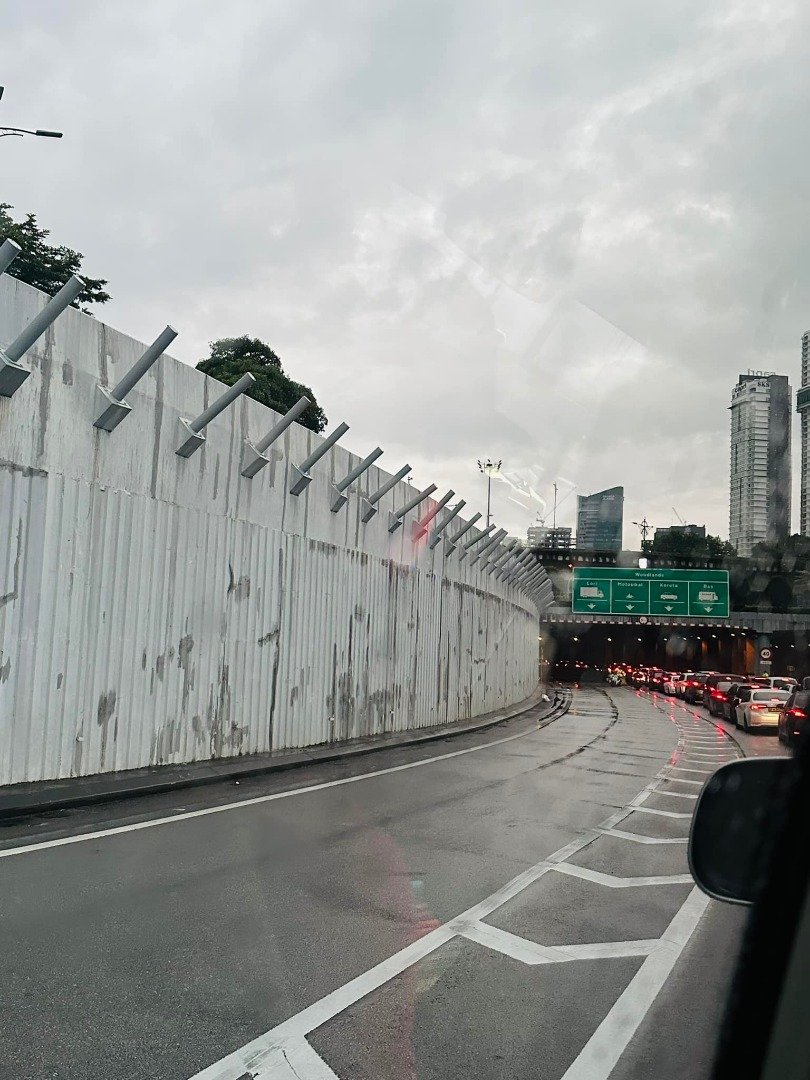 有网民申诉，马新陆路关卡年初三一早出现严重堵车。