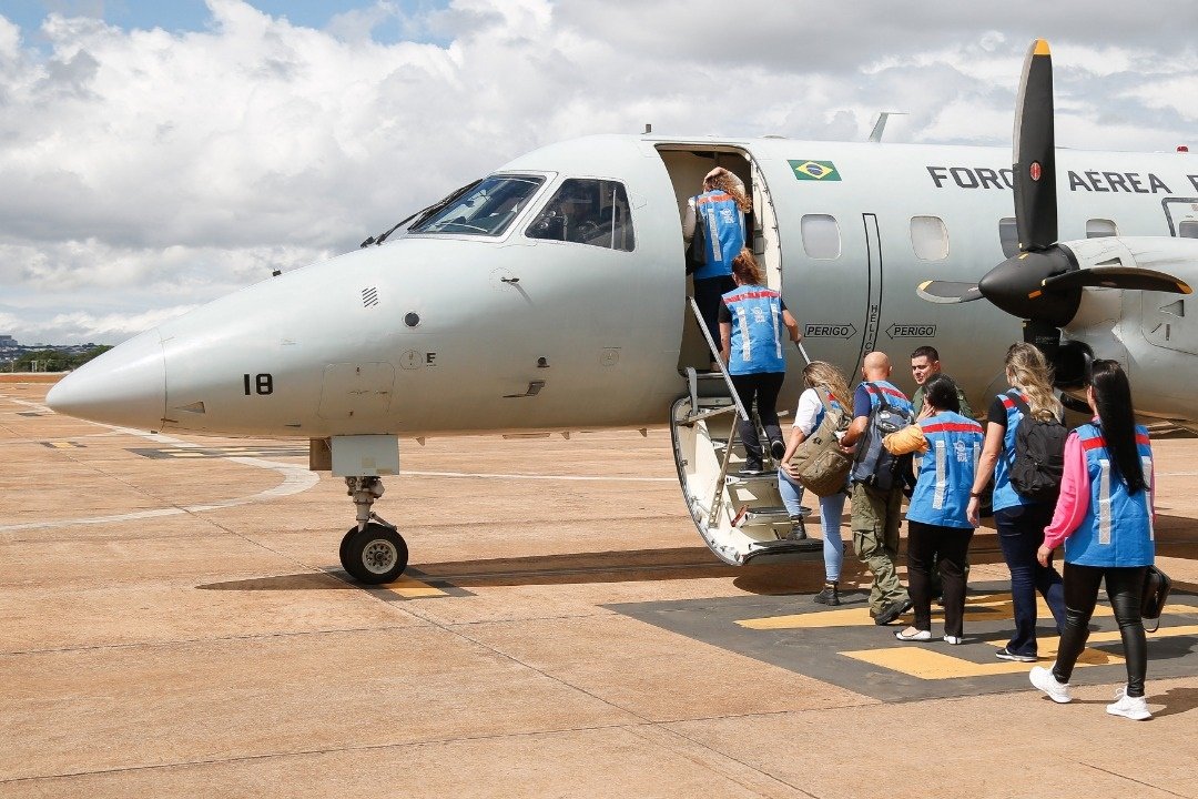 来自统一医疗系统 (SUS) 的医生和护士周一在巴西利亚空军基地登上一架巴西空军飞机，飞往罗赖马州博阿维斯塔，以协助亚诺玛米土著。（图取自法新社）