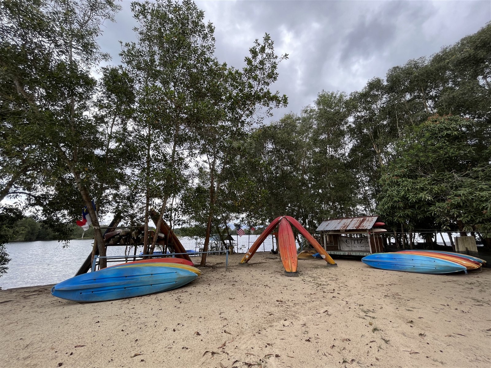 营地有划艇等水上活动用具供租借，并提供专业解说确保游客的安全。