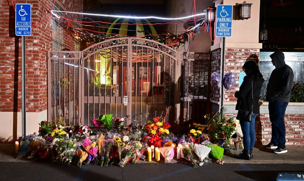 在案发的舞星舞厅外，放置了民众吊唁的花束、蜡烛和字卡等。（图取自法新社）